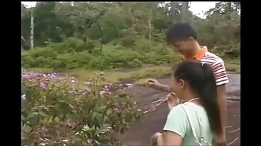 Throated වෙතින් උද්යෝගිමත් ගියනා ග්‍රේ සමඟ වාචික චිත්‍රපටය