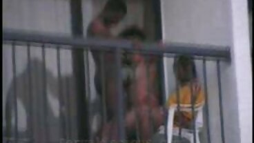 බ්‍රේසර්ස් වෙතින් සරාගී ජිනා වැලන්ටිනා සහ ජූලියා ඈන් සමඟ සිටගෙන සිටින ඩොගී ස්ටයිල් පිපිරුම්