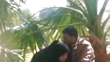 යොවුන් වියේ සිට අං සහිත කාමන් කැලවේ සමඟ සයිඩ් ෆක් ස්මට් කළු කුකුළන්ට ආදරය කරයි