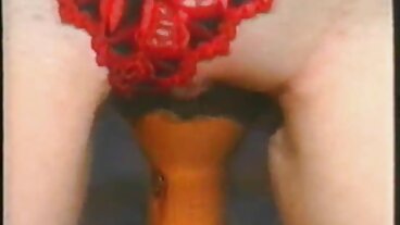 විව් තෝමස් වෙතින් උණුසුම් Emily Mayers සහ Freya Velez සමඟ ඇඳ ලිංගිකත්වය තුළ