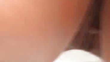 ෂොප්ලිෆ්ටර් වෙතින් සරාගී එමා හික්ස් සමඟ මේසයේ දර්ශනය